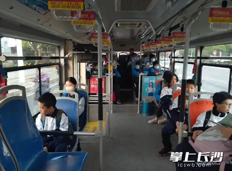 此前長(zhǎng)沙公交集團(tuán)已開(kāi)通條校園定制公交線路讓學(xué)生們從家門(mén)口便捷地到達(dá)學(xué)校資料圖片圖片